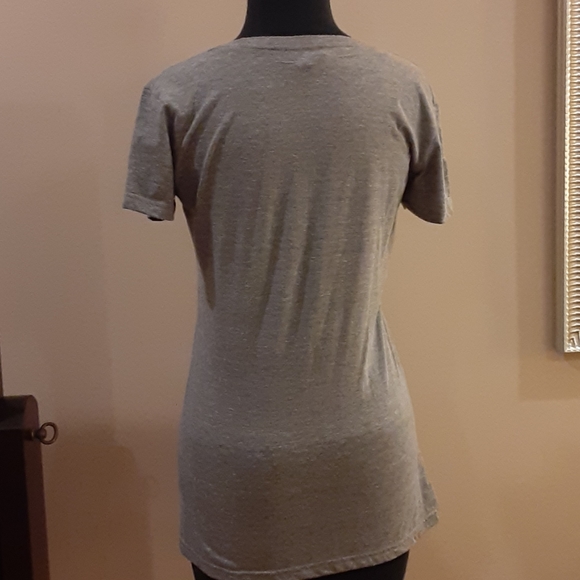 🤶 Mrs. White Claws Small gray tee shirt top - Picture 3 of 4